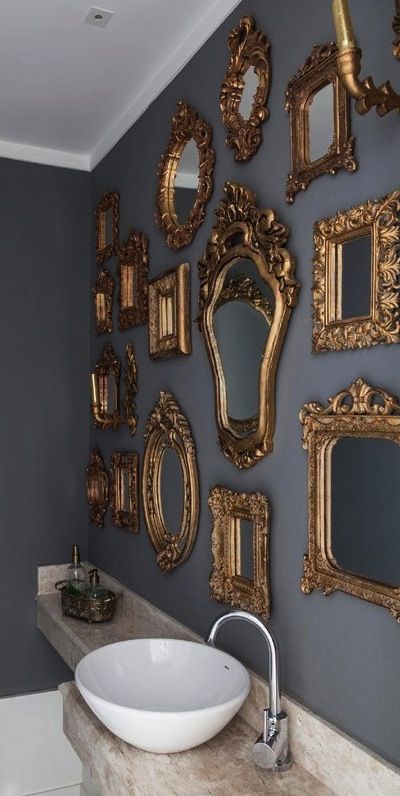 idea-de-decoracion-de-pared-en-color-gris-y-espejos-dorados