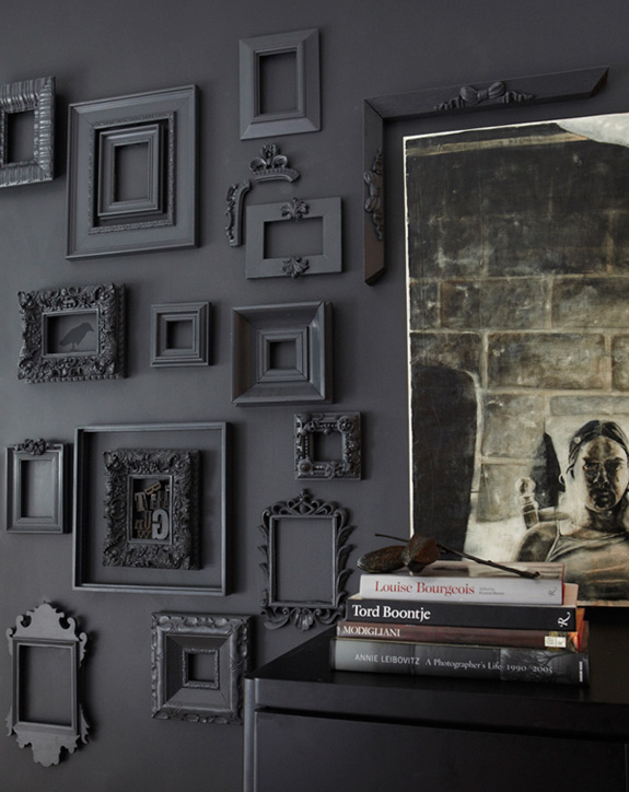 idea-para-decorar-pared-marcos-vintage-en-color-gris