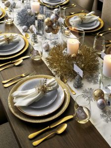 Decoración de mesas elegantes para cena navideña