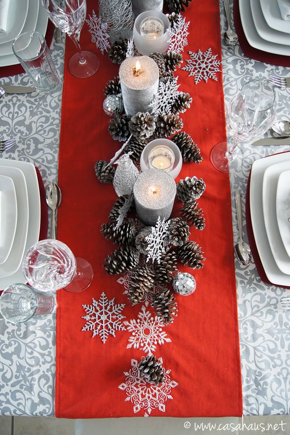  Camino de mesa con piñas navideñas y tela roja