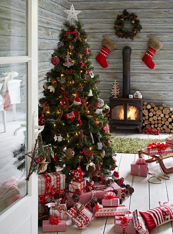 Ideas en color rojo para decorar la chimenea en navidad
