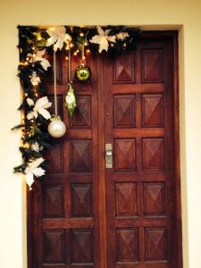 Ideas DIY para Decorar la Puerta en Navidad