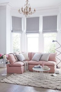 Como combinar sofás rosas