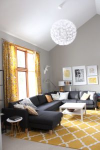 Decoración de interiores color gris con mostaza