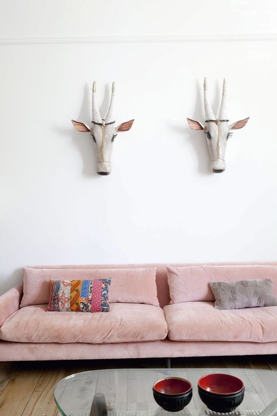 Decoración de salas con sofás rosas estilo rústico
