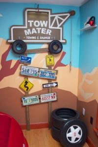 Decoración de una habitación infantil con tema de cars