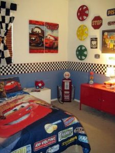 Decoración de una habitación infantil con tema de cars