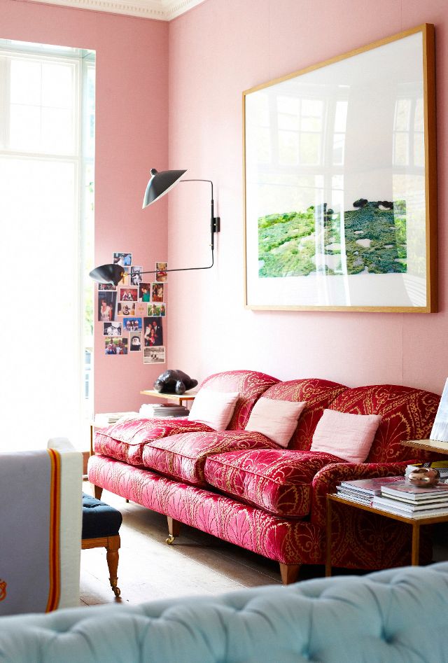 Como combinar sofás rosas