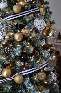 Decora la Navidad en Negro y Dorado: Irradia Elegancia y Buen Gusto