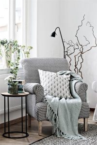 Decoración de salas pequeñas con sofás y sillas tapizadas