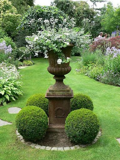 Accesorios para decorar un jardín clásico