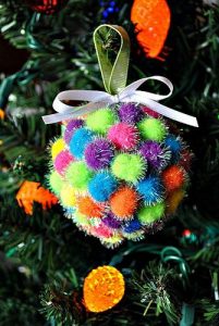 como elaborar esferas navideñas con materiales que tienes en casa