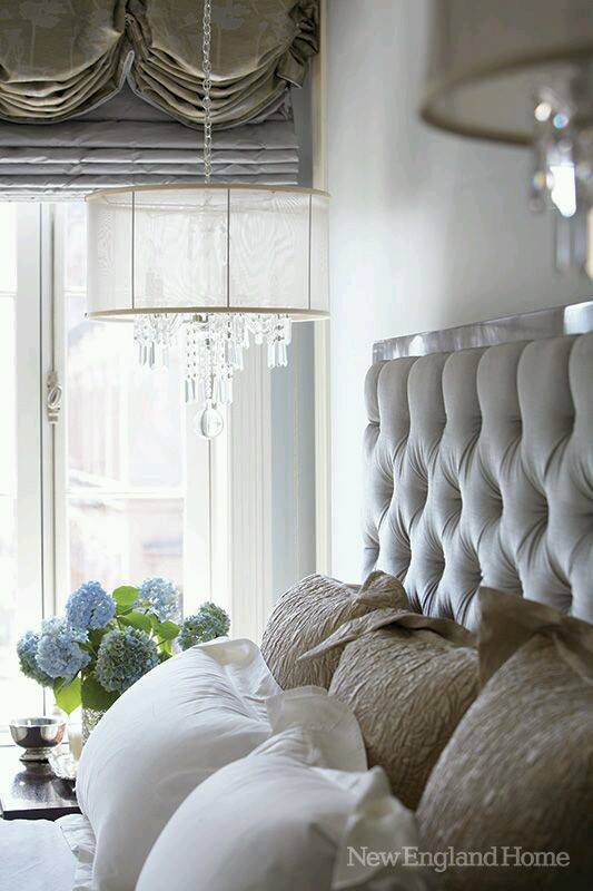 Ideas para cabeceras elegantes tapizada con el detalle de lampara al lado y un arreglo floral sobre la mesita de noche