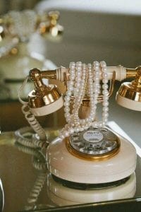Ideas de decoracion glamurosa con telefono y perlas vintage