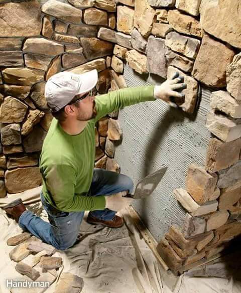 Recubre una pared con piedra para darle estilo a tu hogar