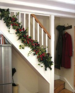 Ideas para decorar las escaleras de tu casa esta navidad 2022 - 2023