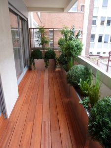 Ideas para decorar terrazas pequeñas con jardin dentro