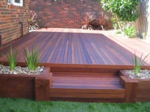 deck de madera clara para patios