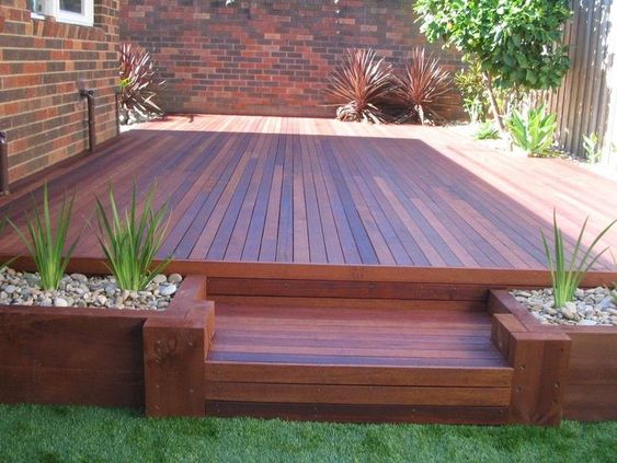 deck de madera clara para patios