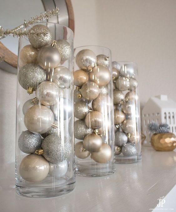 adornos navideños dorado y plata con esferas