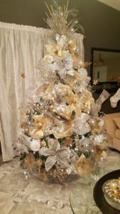como decorar arboles de navidad dorado y plata con malla
