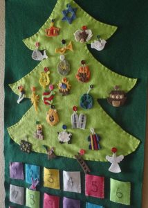 ideas para decorar calendarios navideños en forma de pino