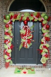 Colores vibrantes para decoración navideña de puerta