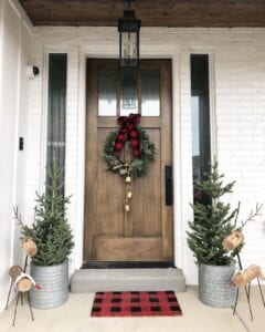 Decoración sencilla con corona para puerta con temática navideña