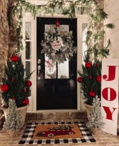 Esferas y guirnalda para temática navideña de puerta