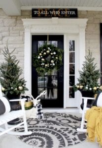 Estilo natural para decoración navideña en puertas
