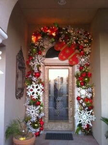 Props de conos de nieve para decoración navideña en puerta de entrada