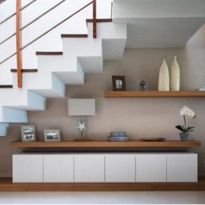 Diseña estanterías en el hueco de la escalera