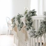 Como decorar el área de las escaleras en navidad color blanco