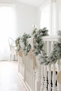 Como decorar el área de las escaleras en navidad color blanco
