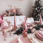 Mesa para la cena navideña rosa con dorado