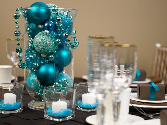 Mesa para la cena navideña en azul turquesa
