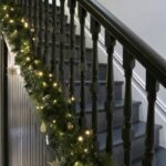 decoracion del area de la escalera para navidad en negro