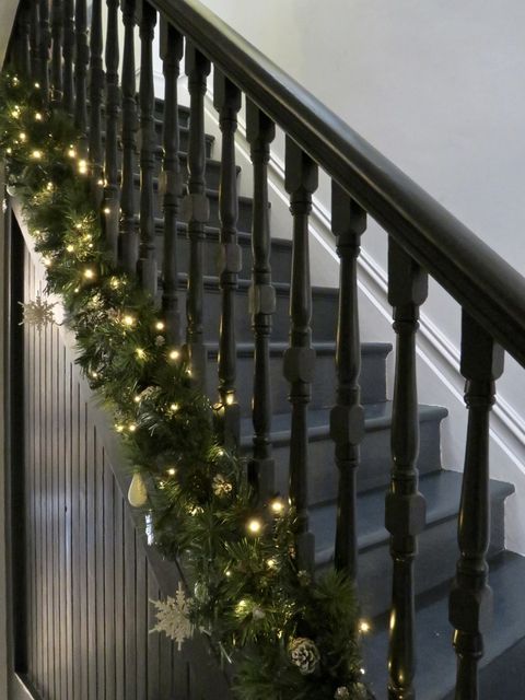 decoracion del area de la escalera para navidad en negro