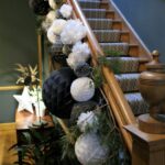 Decoración del área de la escalera para navidad en negro