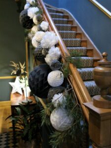 Decoración del área de la escalera para navidad en negro