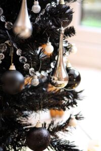 Arboles de navidad decorados en color negro