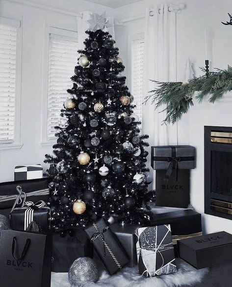 Arboles de navidad decorados en color negro