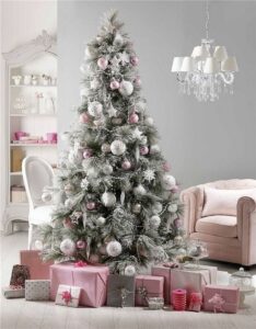 Mesa para la cena navideña rosa y plata