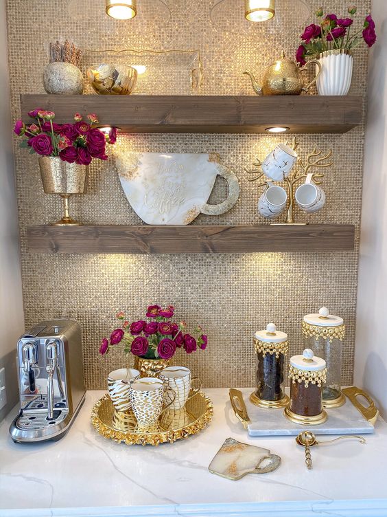 Elementos para decorar un comedor con mármol y color dorado