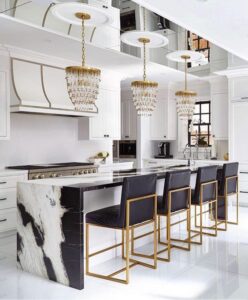 Ideas para decorar tu cocina con mármol y color dorado