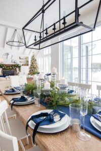 Mesa decorada para navidad azul y plata