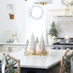 Mesa decorada para Navidad en blanco