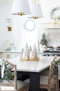Mesa decorada para Navidad en blanco