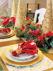 Mesa para la cena de navidad rojo con dorado