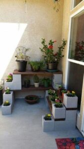 Repisas hechas con bloques de concreto para el jardín